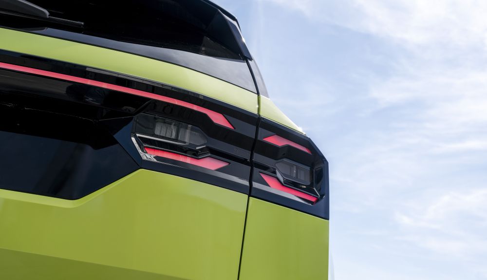 Los grupos ópticos dibujan una X que alude a las originales latas jerrycan de transporte de combustible.