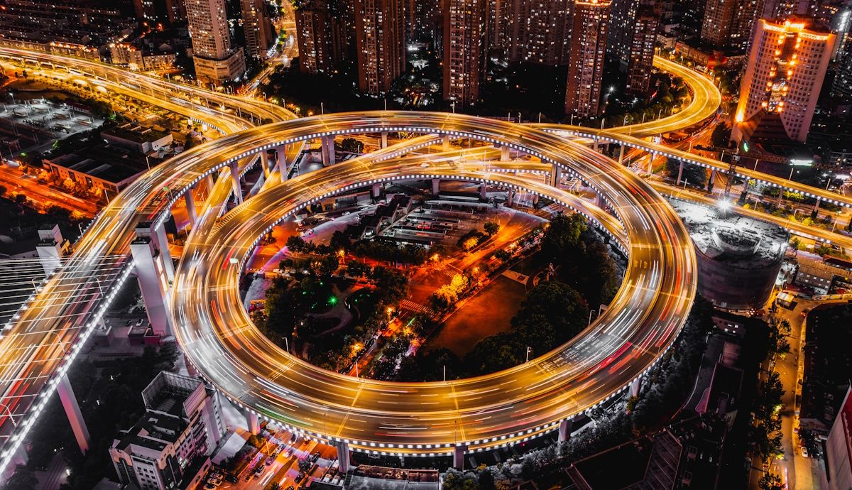 Marcha atrás del coche eléctrico, las marcas cambian planes y el de combustión puede no prohibirse