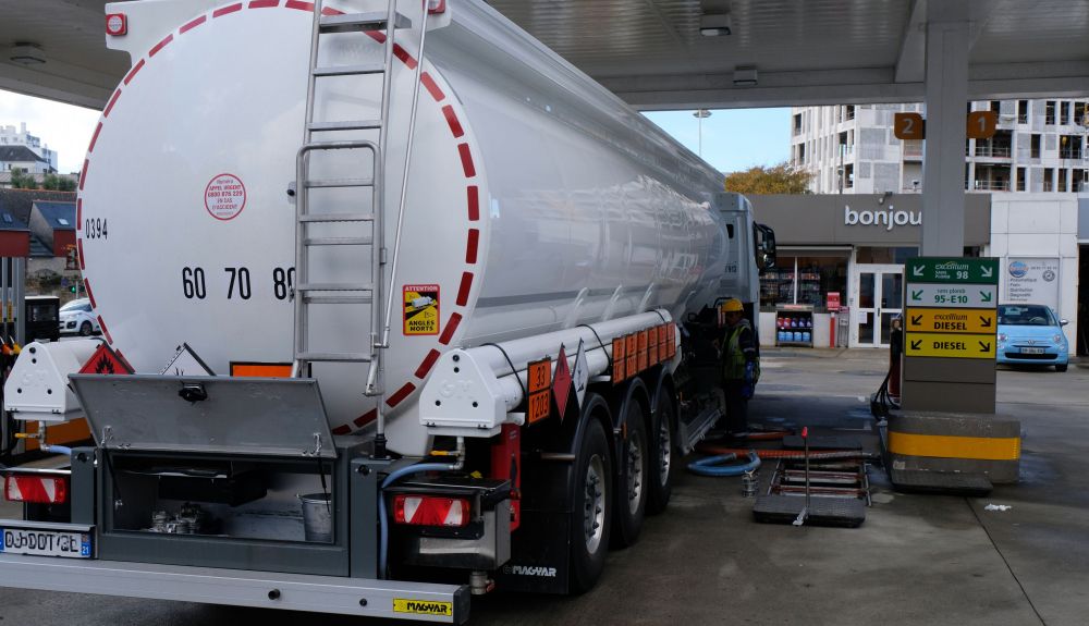 Los expertos aconsejan no repostar cuando hay camiones cisterna en las gasolineras