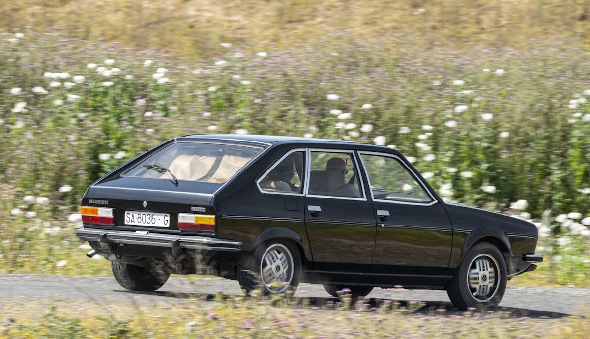 Renault 20 TX, nos subimos a una berlina de 5 puertas muy desconocida en España pero muy interesante