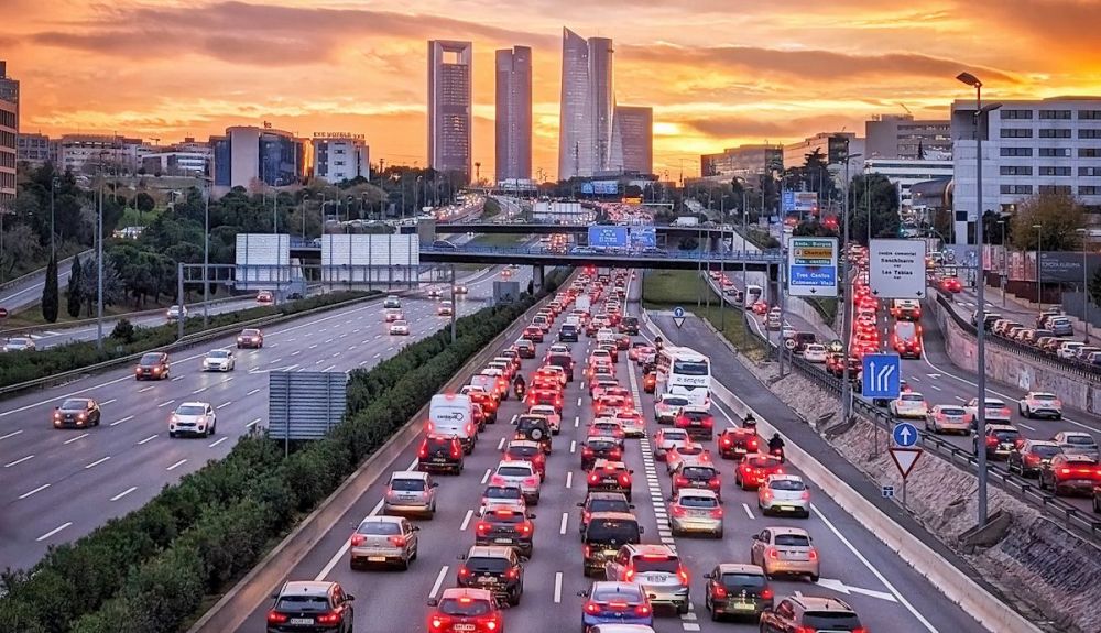 Nuevo impuesto por kilómetro recorrido a los coches, también para eléctricos e híbridos enchufables