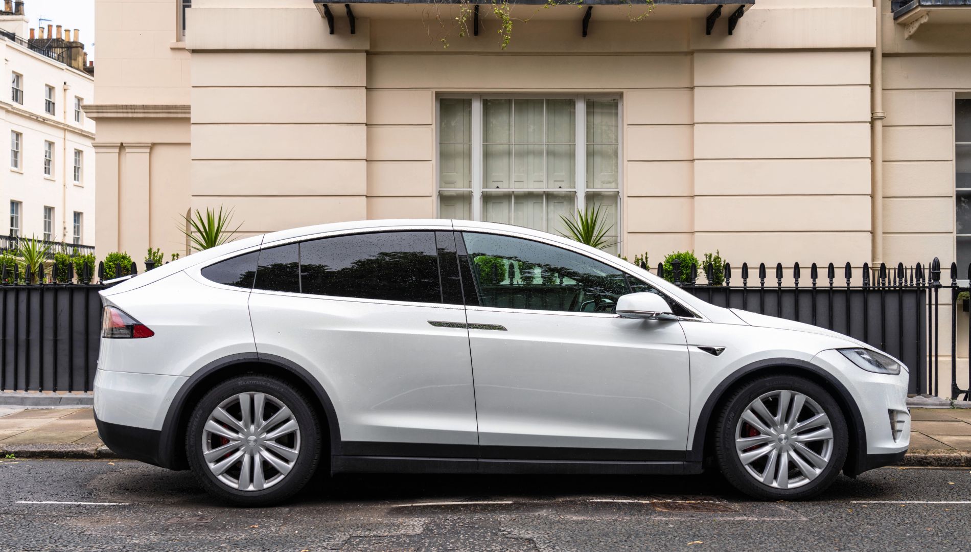 Pere Navarro (DGT) quiere acabar ya con un gran privilegio que tienen los coches eléctricos