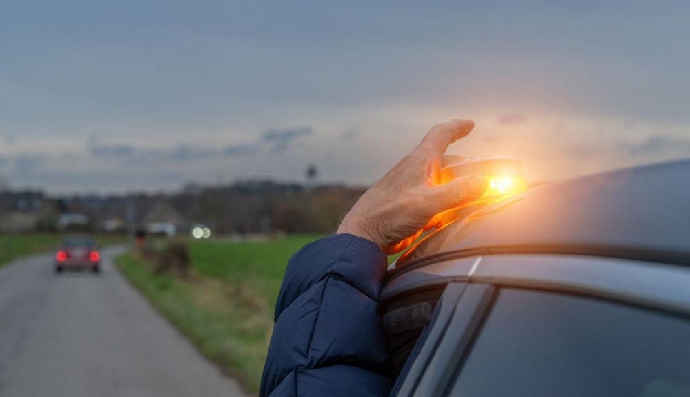 La DGT confirma que la baliza V16 será obligatoria a partir de enero de 2026