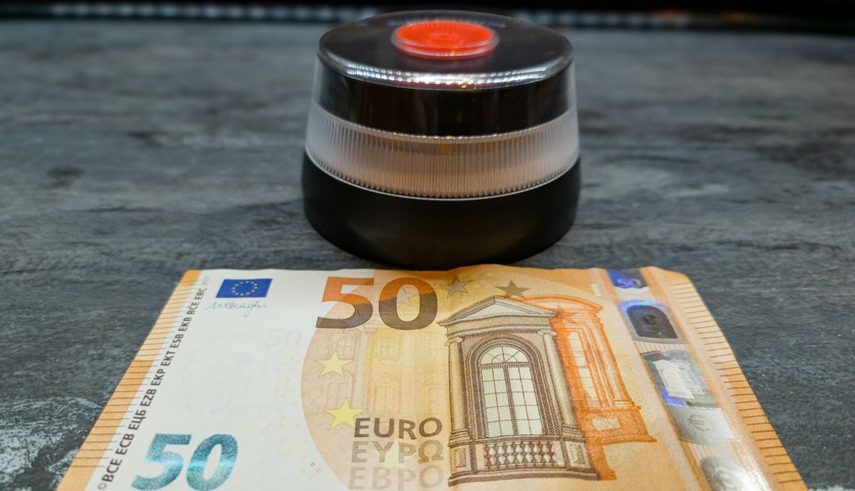 La DGT aclara si aplaza el uso obligatorio de la baliza V16 y si va a multar ya o no