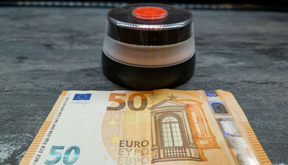 La DGT, ¿rectifica? Aclara si aplaza el uso obligatorio de la baliza V16 y si va a multar ya o no