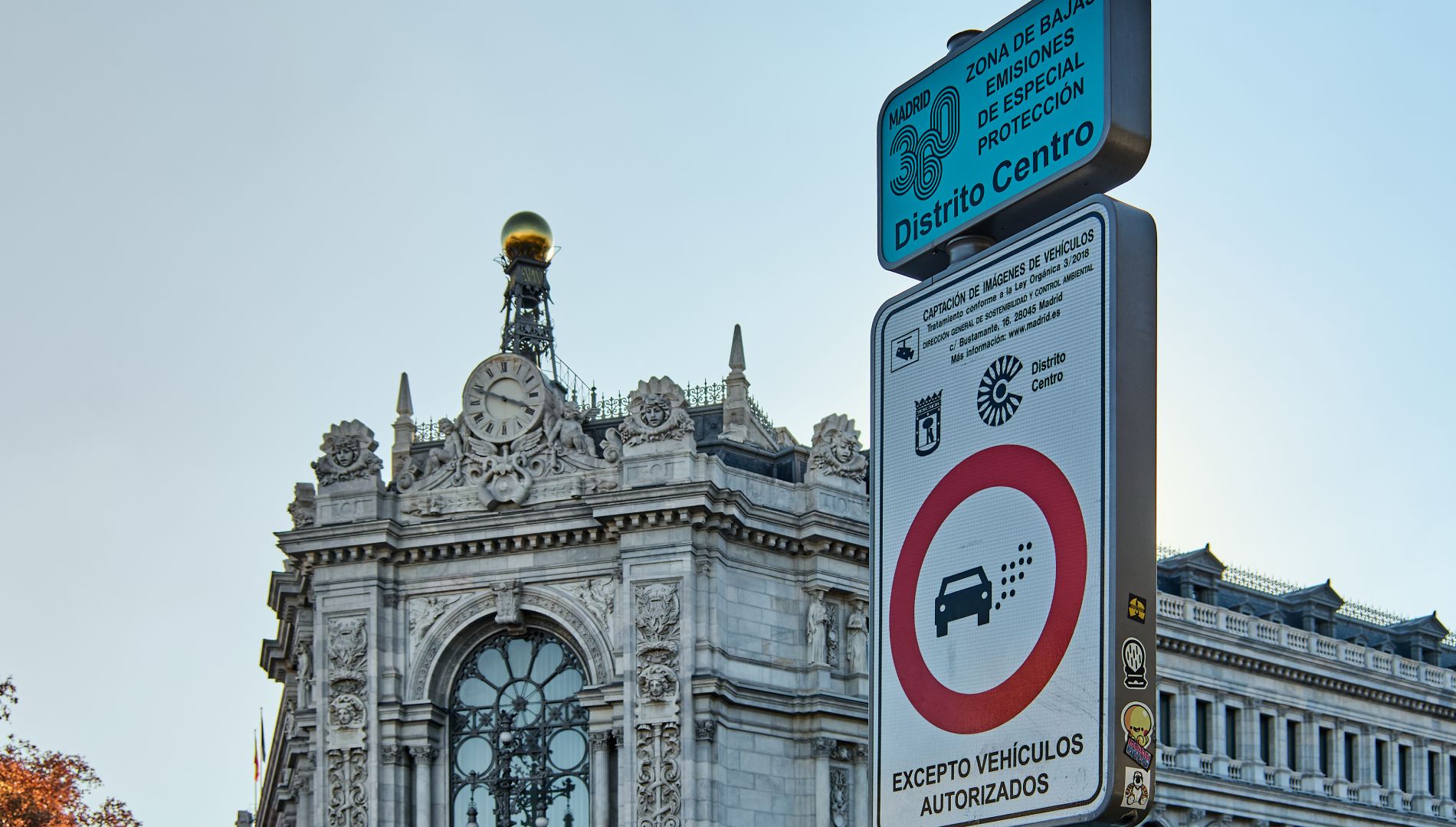 Las Zonas de Bajas Emisiones serán más duras en 2026: alerta para coches sin etiqueta o con la B