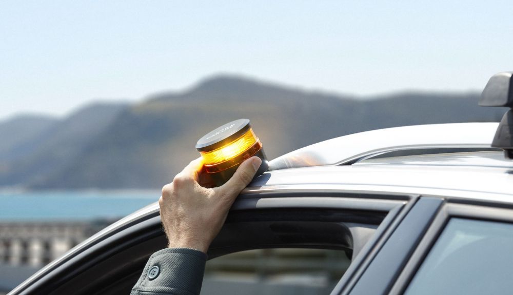 Atención, la DGT retira la certificación a estas cuatro balizas V16: consulta aquí si es la tuya