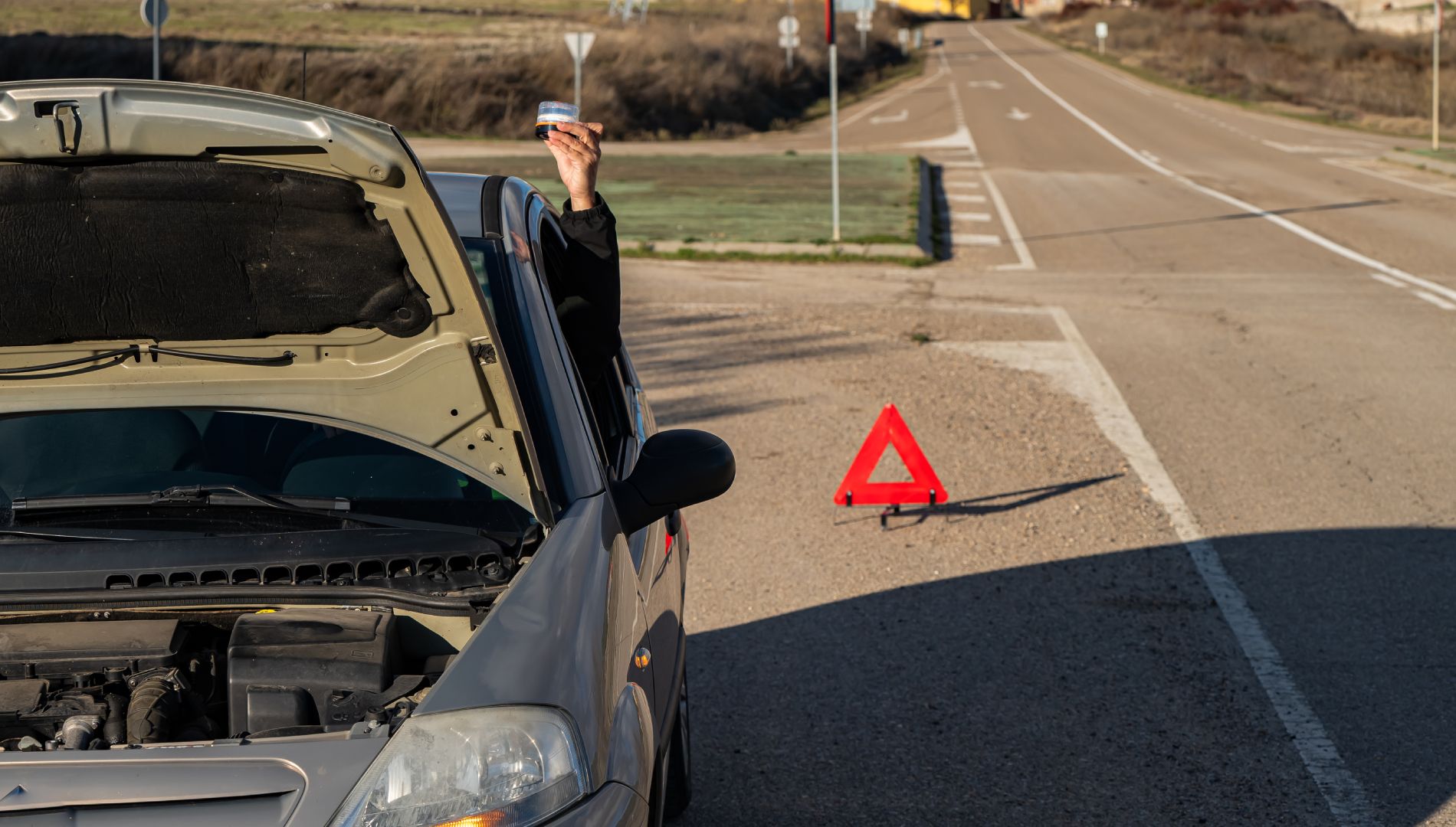 Menudo lío: la DGT cambia de parecer con los triángulos y aclaramos si se podrán utilizar en 2026