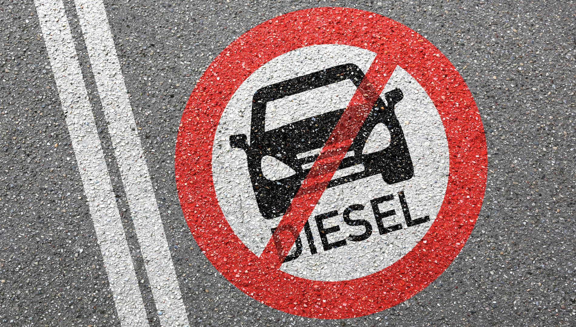 Si la cuesta de enero ya es dura, atención a estos 2 nuevos impuestos para coches gasolina y diésel