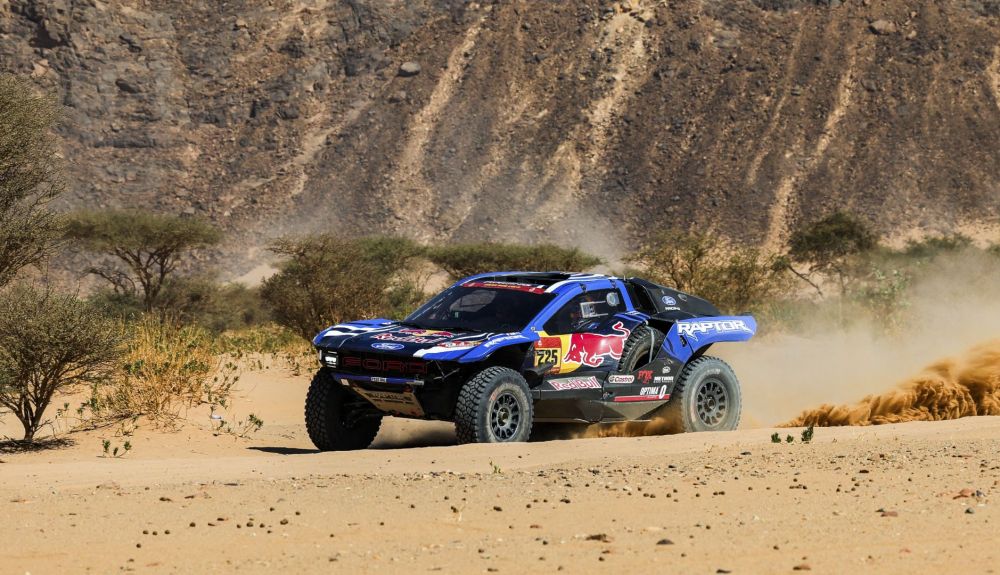 Nani Roma, líder, y Carlos Sáinz, segundo, toman el mando en coches tras la novena etapa del Dakar