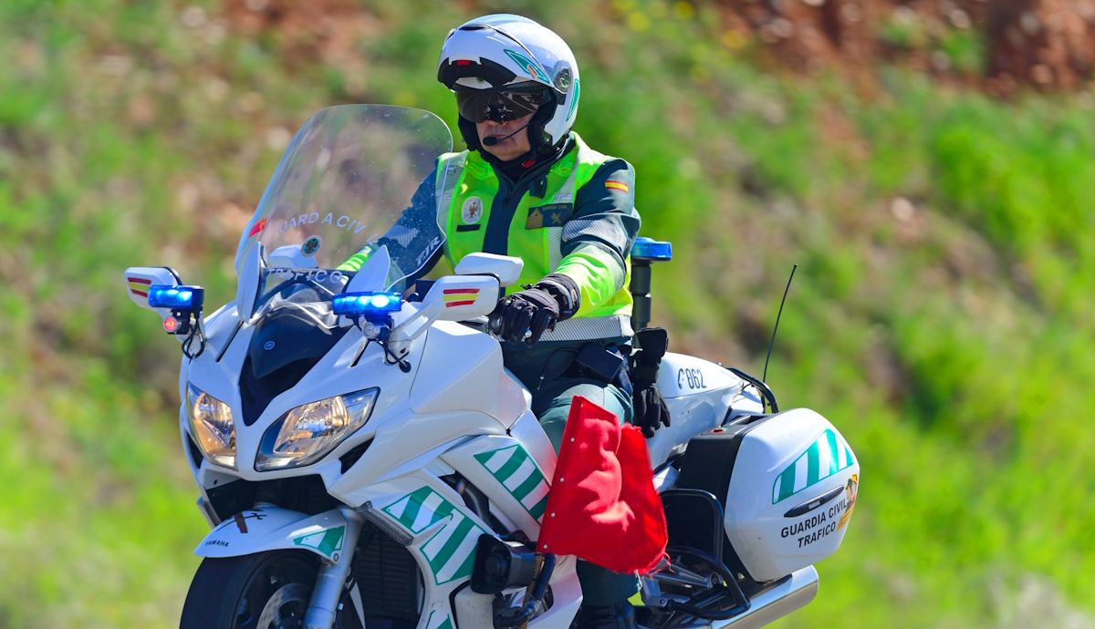 Banderas en motos de la Guardia Civil, qué significan y cómo hay que actuar cuando la saca un agente