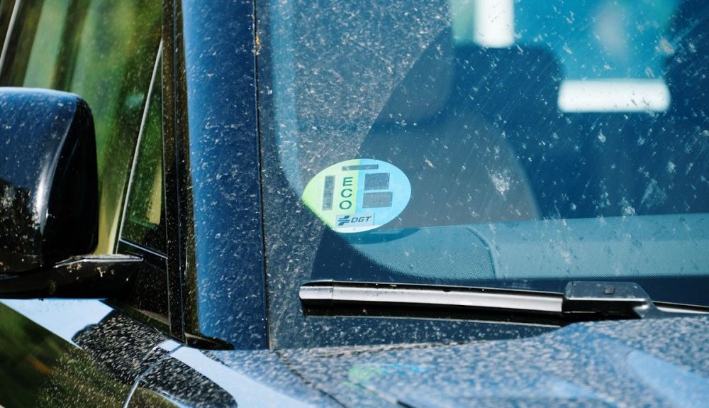 Las etiquetas de la DGT amplían sus funciones y también marcarán otros vetos de uso de coches