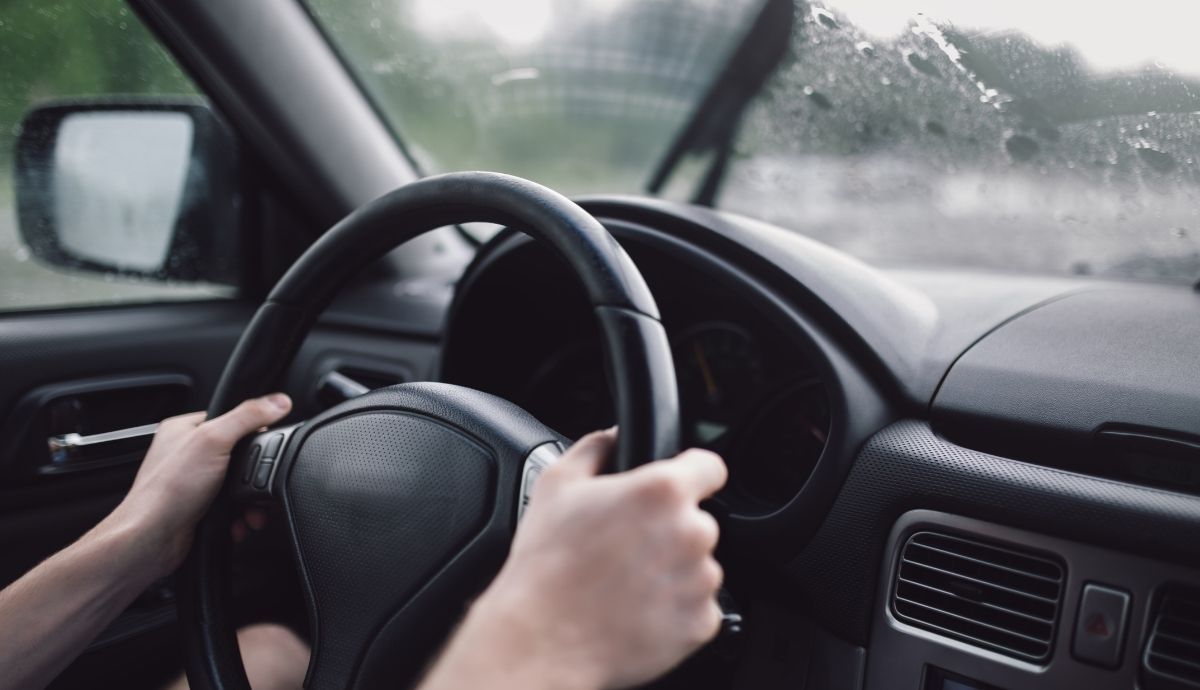¿Por qué se bloquea el volante del coche en marcha?
