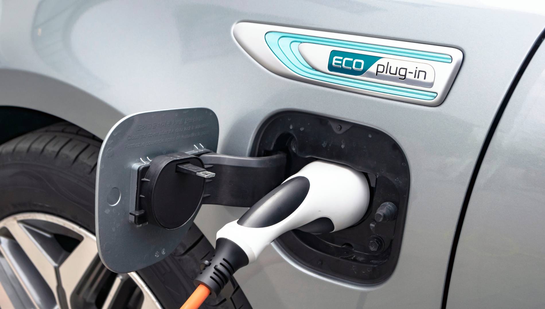 Los coches híbridos enchufables se encarecen en 2026: te contamos el motivo