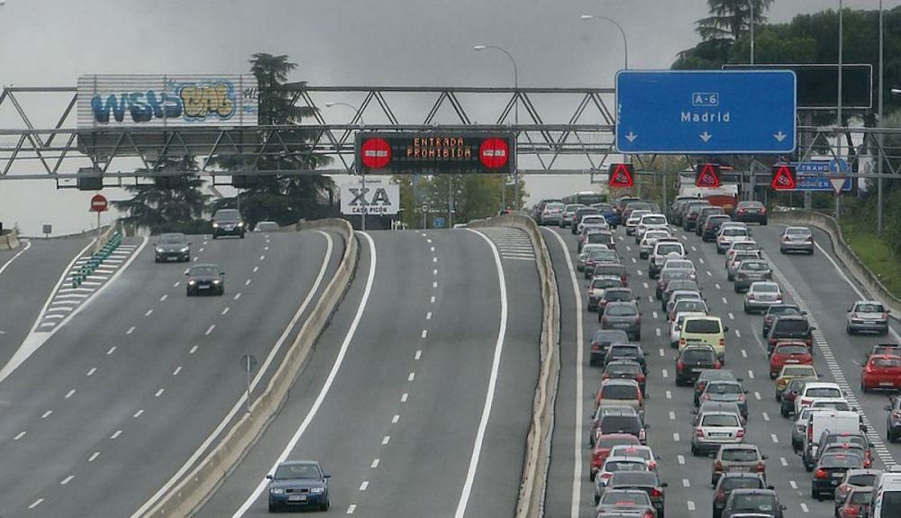 Lo avisamos, la DGT restringe ya la circulación de coches eléctricos y PHEV y prioriza la ocupación