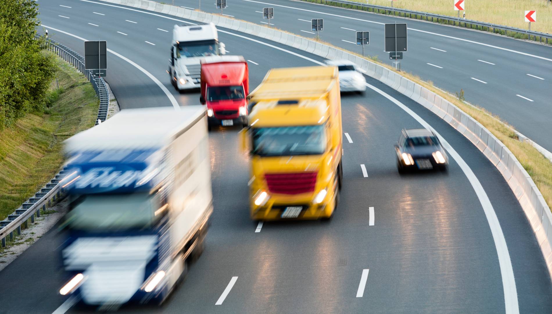 La DGT no prohibirá adelantar camiones a los turismos, pero sí se lo limitará a estos conductores