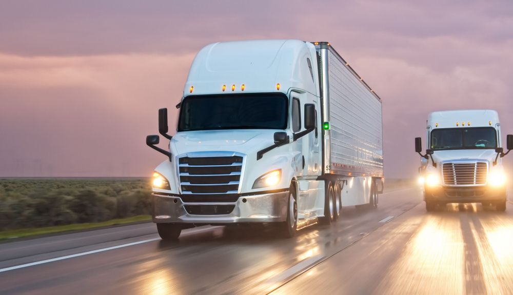 Camión adelantando a otro camión