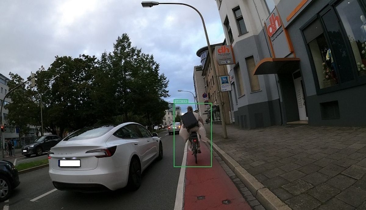 Un nuevo asistente de IA protegerá a los ciclistas, así mantendrán los coches la distancia mínima Foto BikeDetect