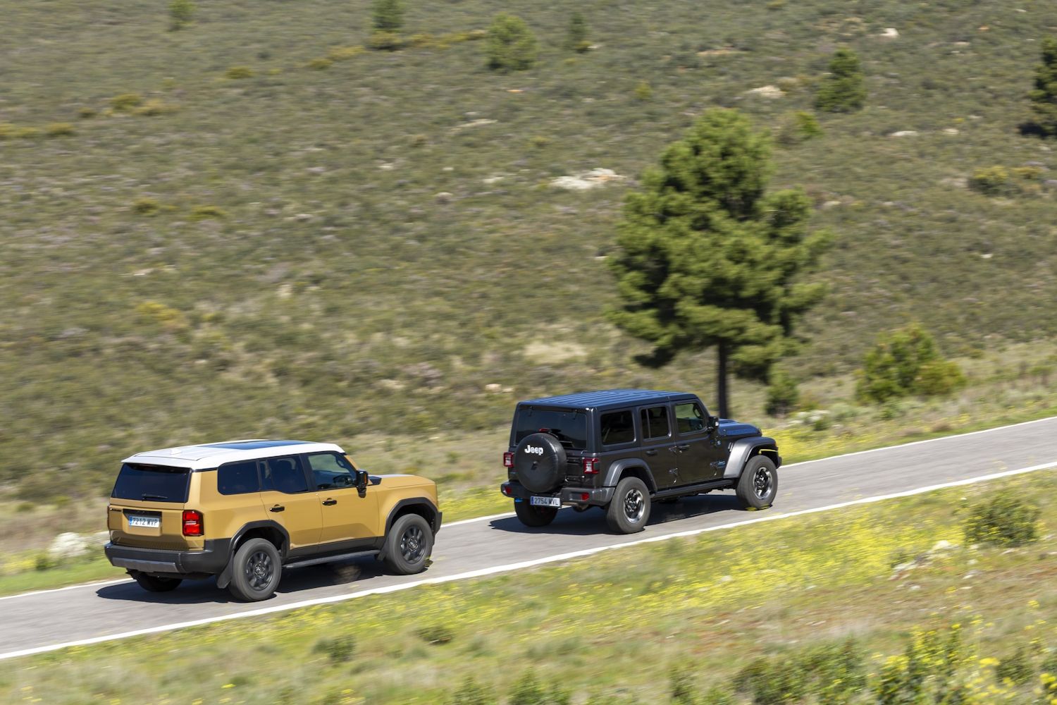 Toyota Land Cruiser vs Jeep Wrangler 4xe Rubicon