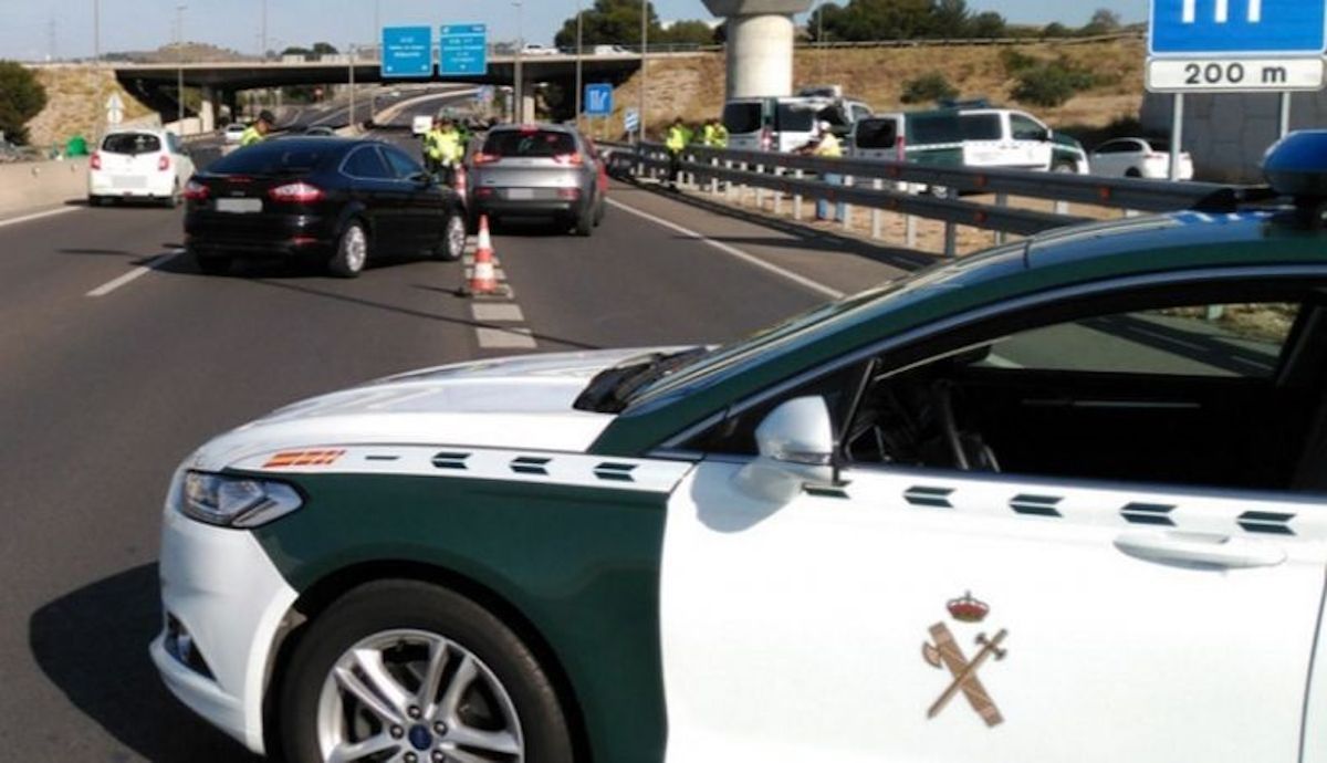 La DGT comienza ya a multar por no llevar la baliza V16 en los coches y podrías quedarte sin seguro
