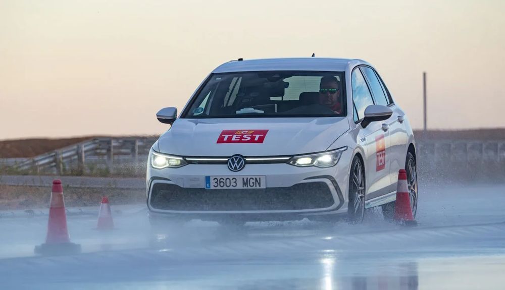 Test de Aquaplannng en la comparativa de neumáticos del ACE. FOTOS Auto Club Europa