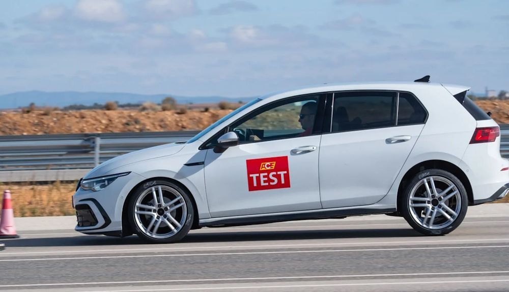 Prueba de frenada en la comparativa de neumáticos del ACE. FOTOS Auto Club Europa