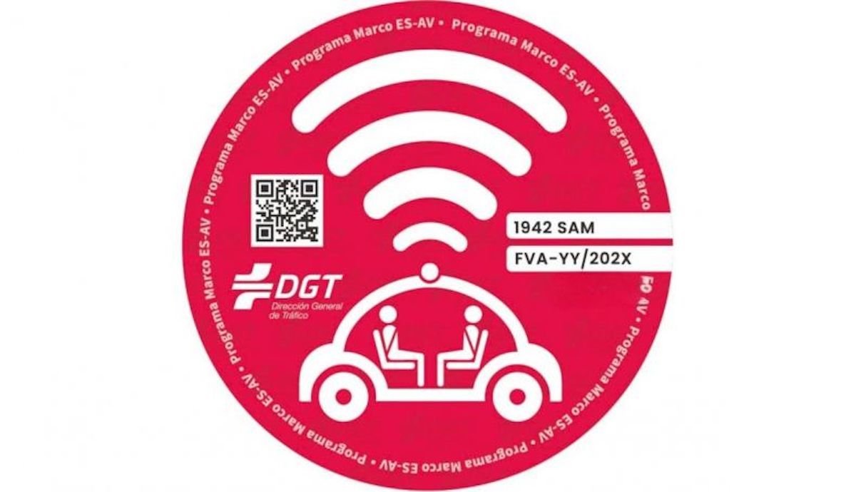 Así es la nueva etiqueta roja de la DGT que convierte ya nuestras calles y carreteras en pioneras