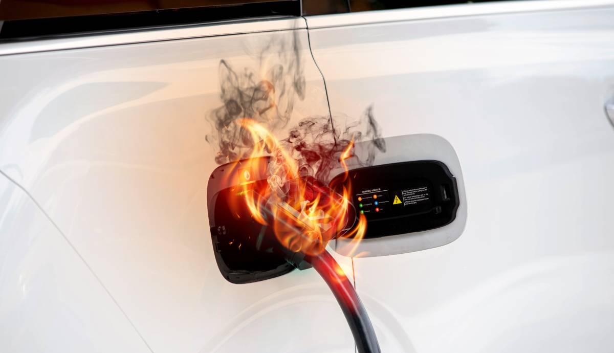 Se disparan las alertas por incendios de coches eléctricos y los bomberos apuntan a sus dueños