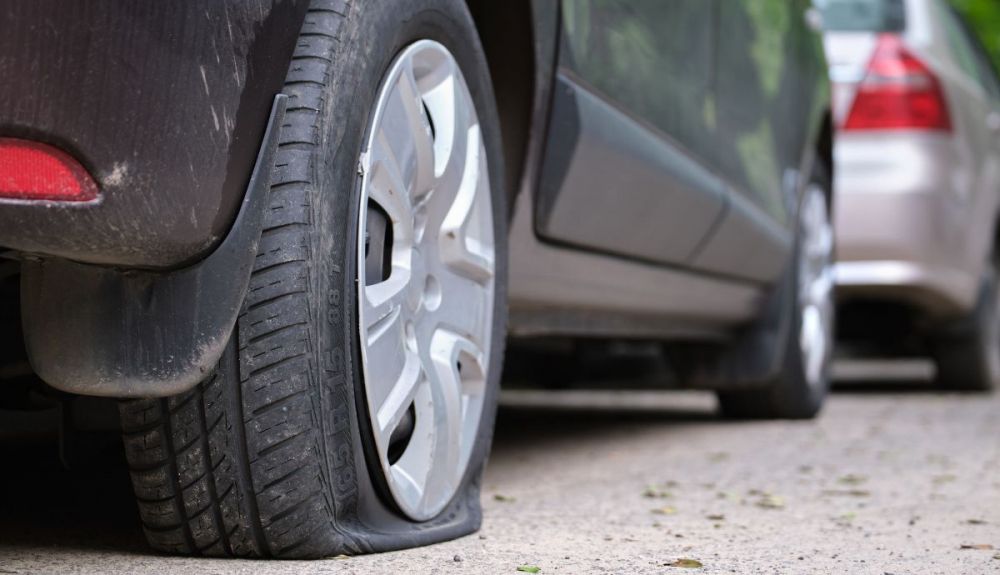 ¿Cómo arreglar un pinchazo de la rueda de un coche?