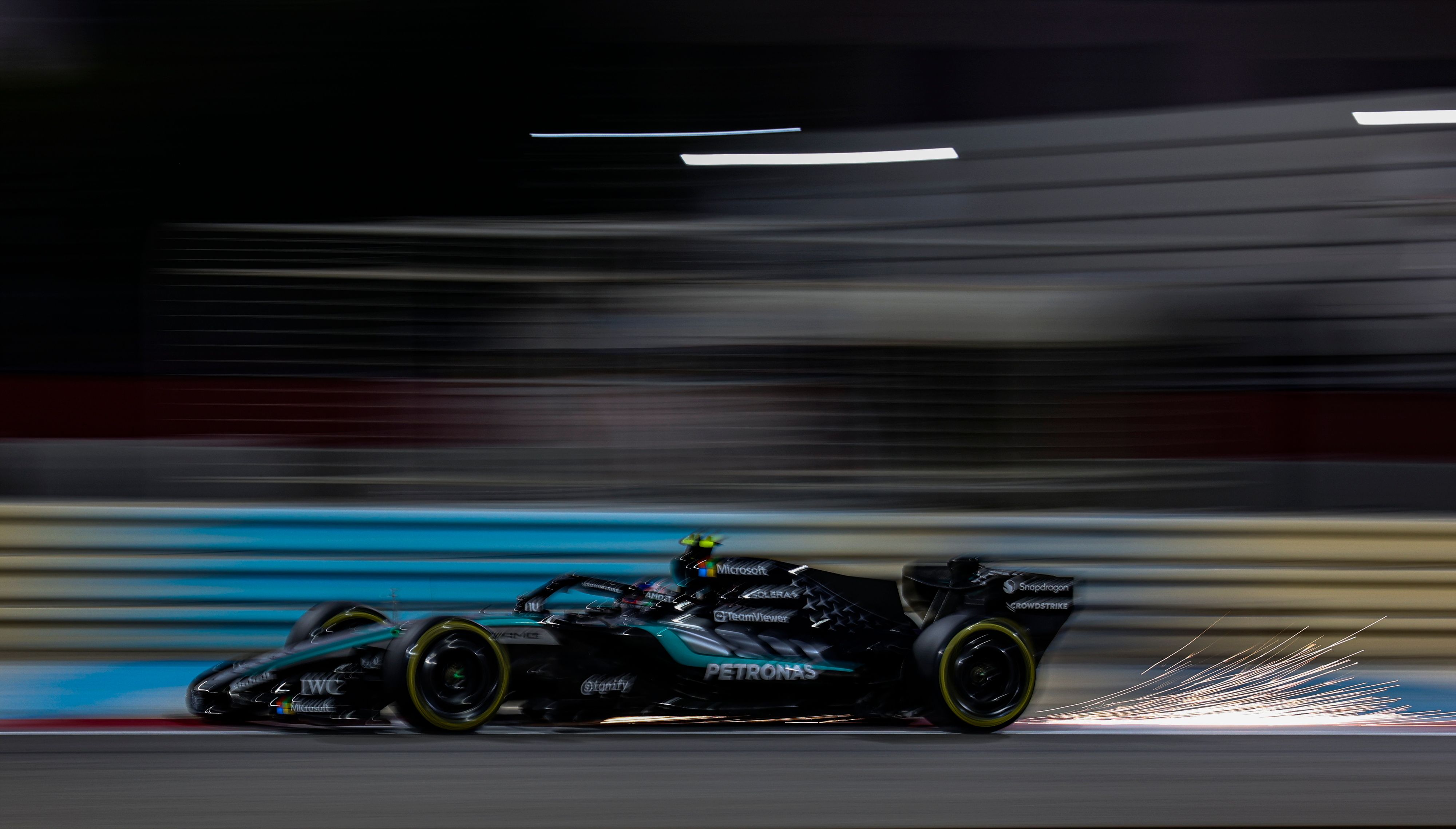 Mercedes vuelve a ser el más rápido en Baréin y drama para Fernando Alonso: el Aston Martin se para