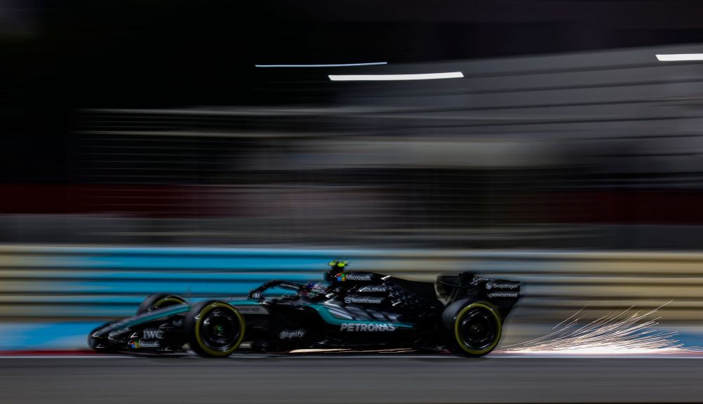 Mercedes vuelve a ser el más rápido en Baréin y drama para Fernando Alonso: el Aston Martin se para