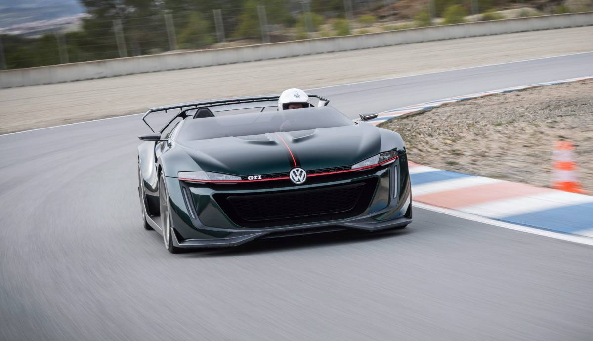 Este Volkswagen Golf GTI tan especial enamora: así celebra su 50 cumpleaños a cielo descubierto