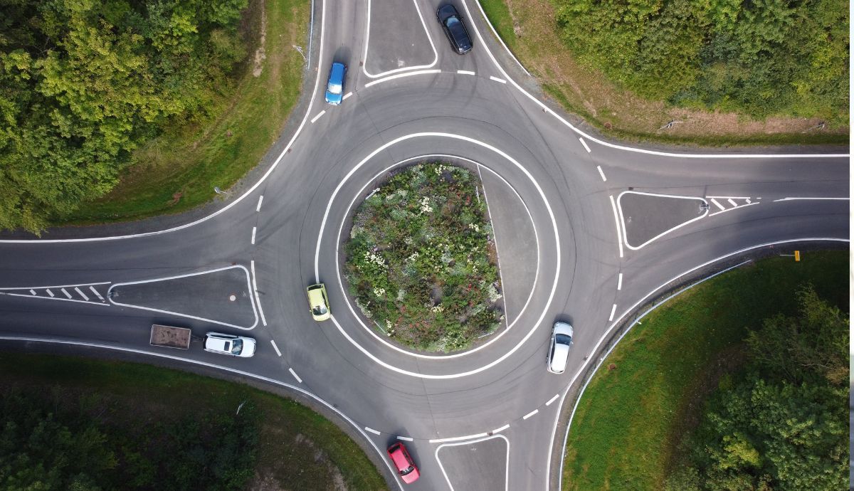 Quién tiene preferencia en una rotonda según la DGT