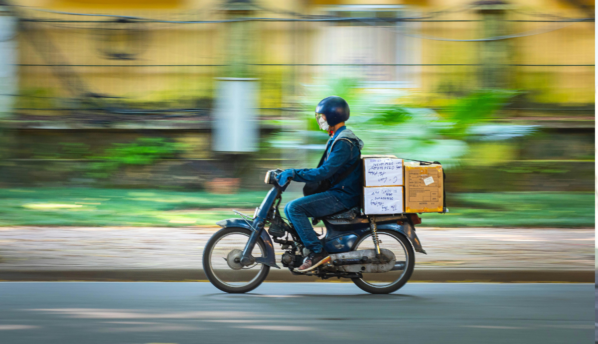 ¿Cómo señalizar la carga que sobresale de una motocicleta?