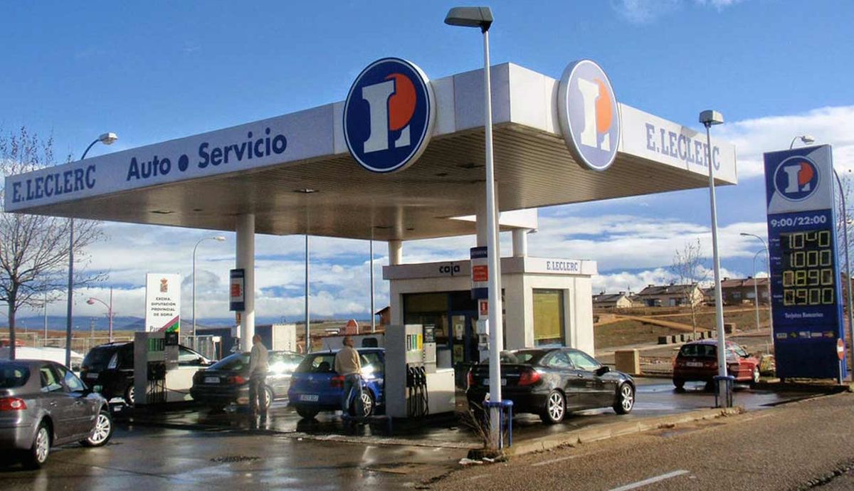 El combustible, aún mucho más caro, en espera de ayudas, una gasolinera rebajará ya 30 céntimos de €