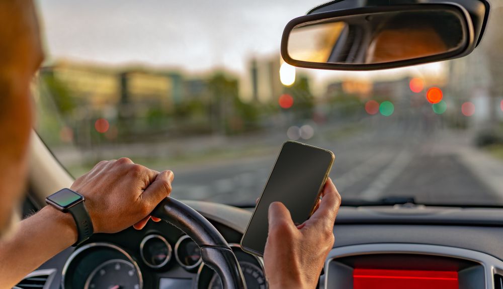 Si manejar un móvil está prohibido, manipular los sistemas de infoentretenimiento al volante, también