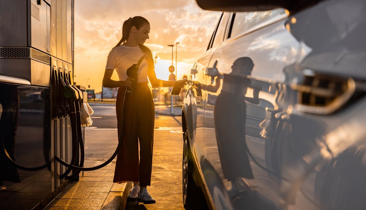 Llena ya el coche, el precio de los combustibles está más bajo, pero subirán mucho en Semana Santa