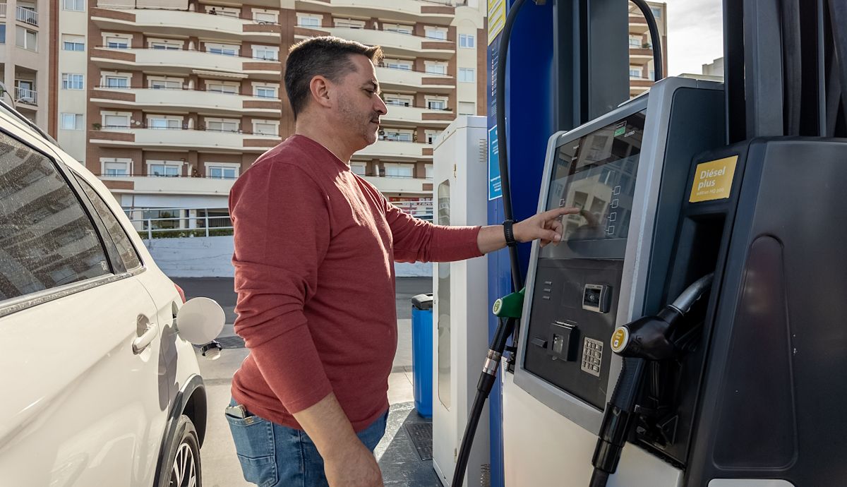 Aviso en las gasolineras, todos los consejos para repostar diésel y gasolina para esta Semana Santa