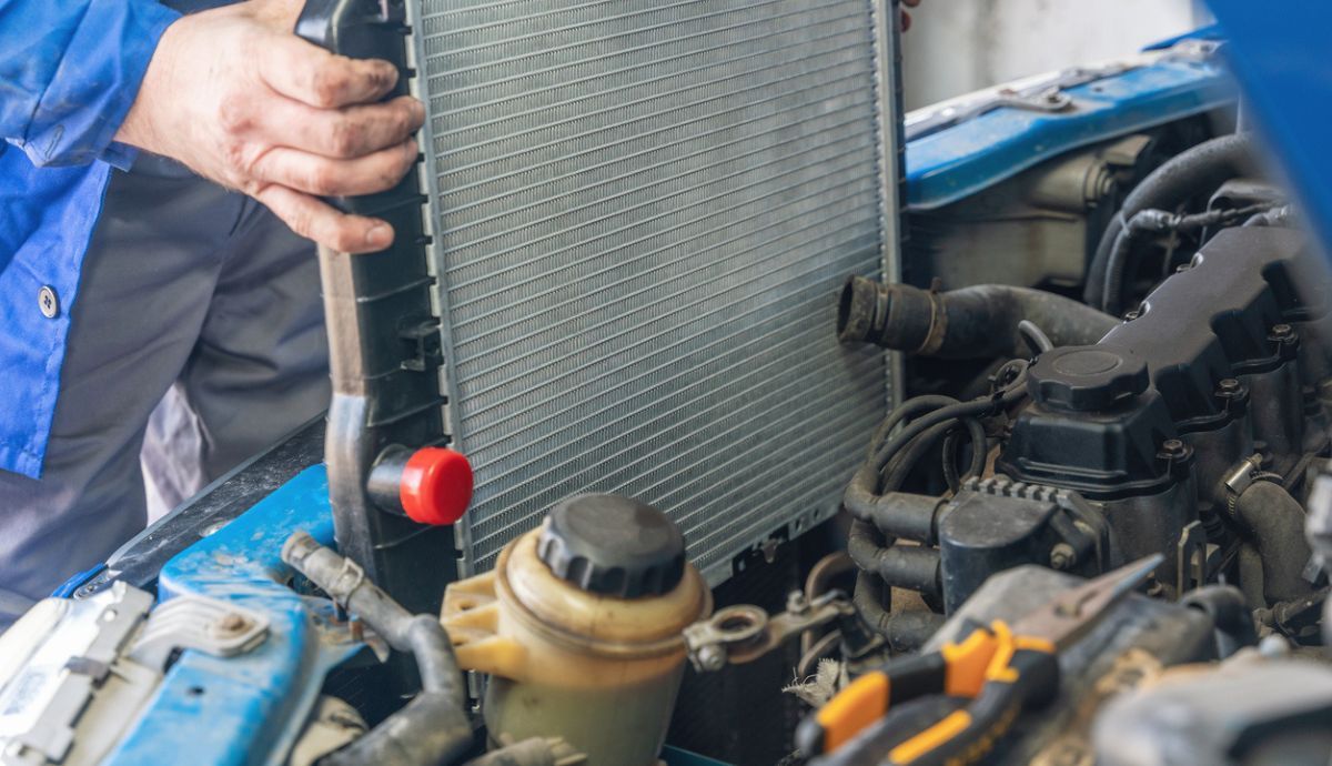 ¿Cómo limpiar los radiadores de un coche por dentro?