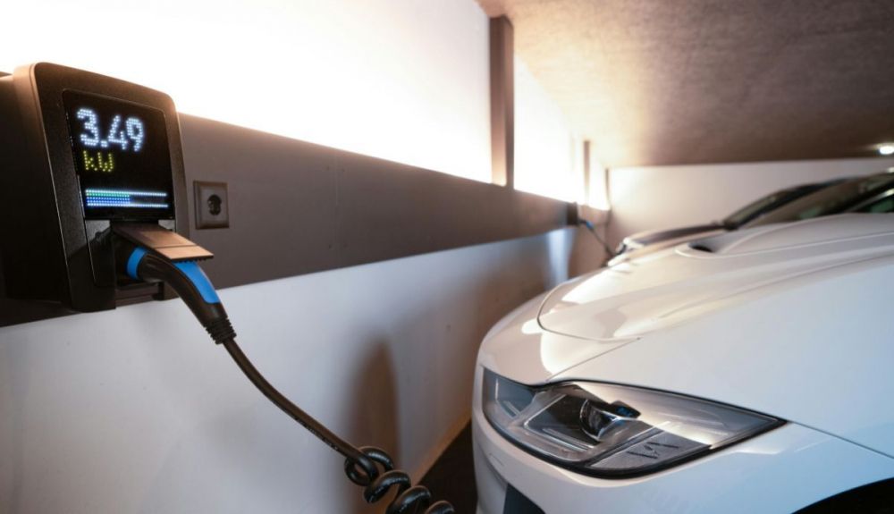 Instalar un cargador para coche eléctrico en casa: precios y factores clave