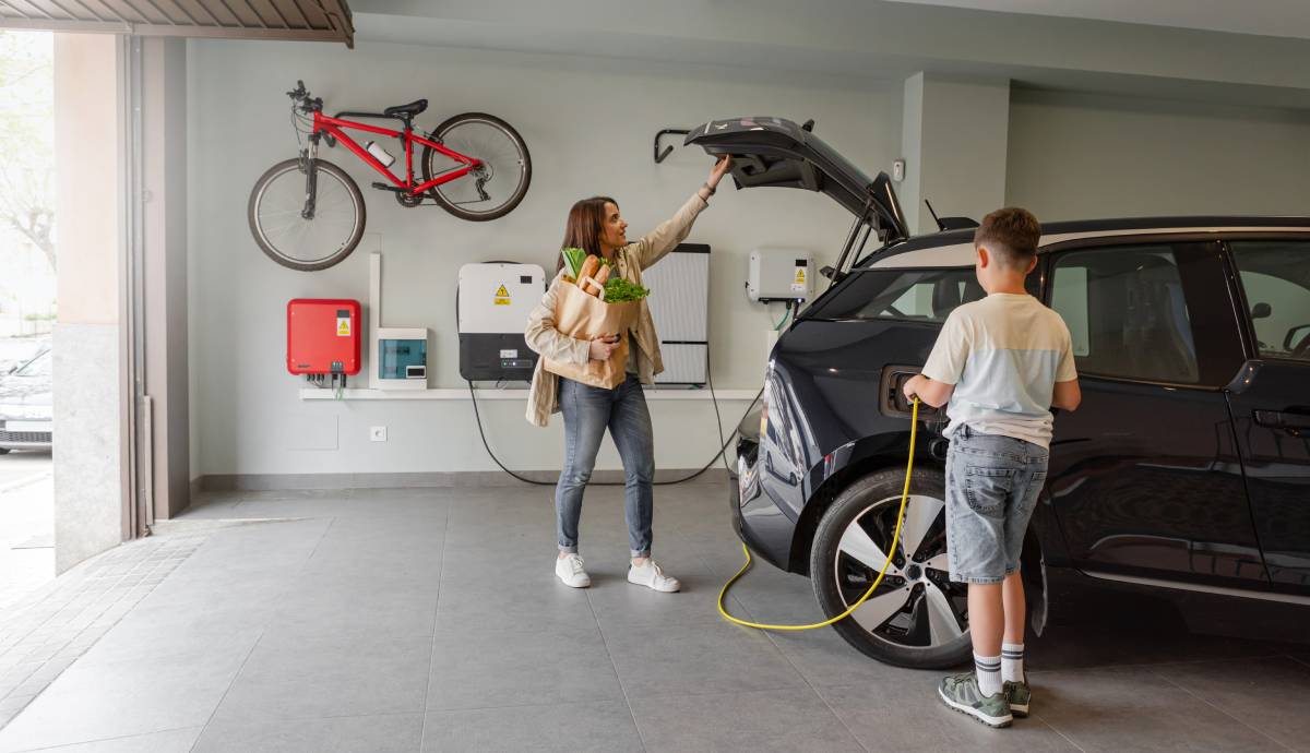 ¿Cuál es la mejor tarifa de luz para cargar tu coche en casa? OCU las analiza y sorprende con el resultado