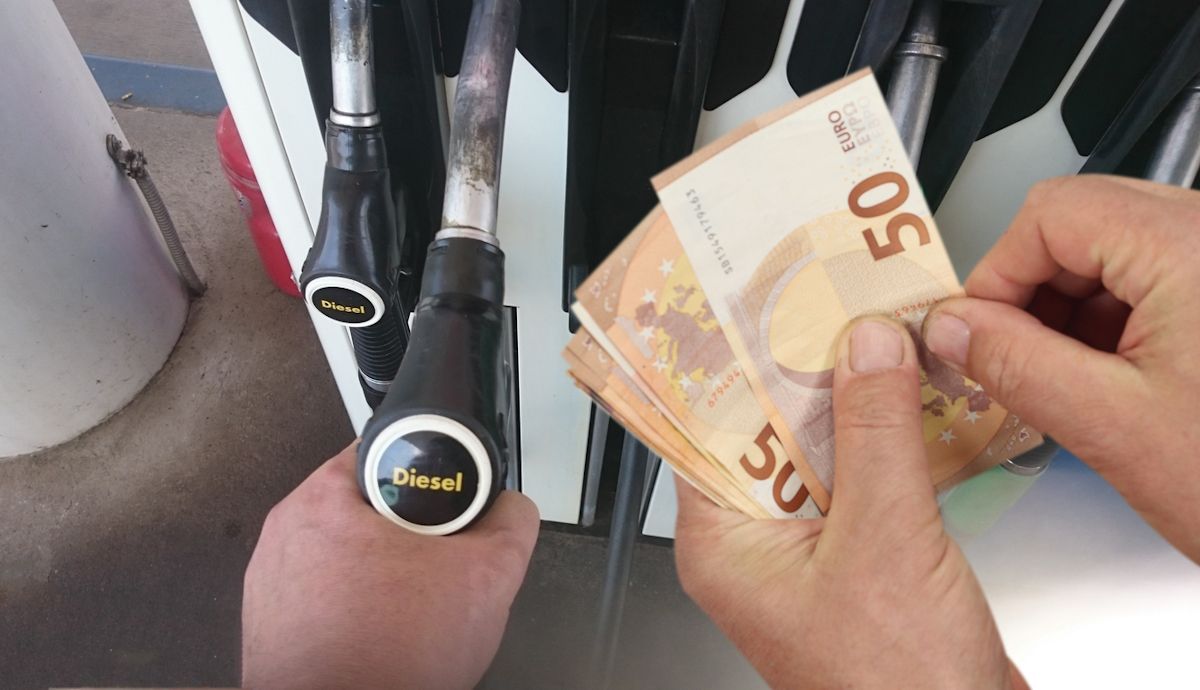 Ya ni la bajada de impuestos funciona, el diésel roza los 2 € y se dispara aún más ante la gasolina