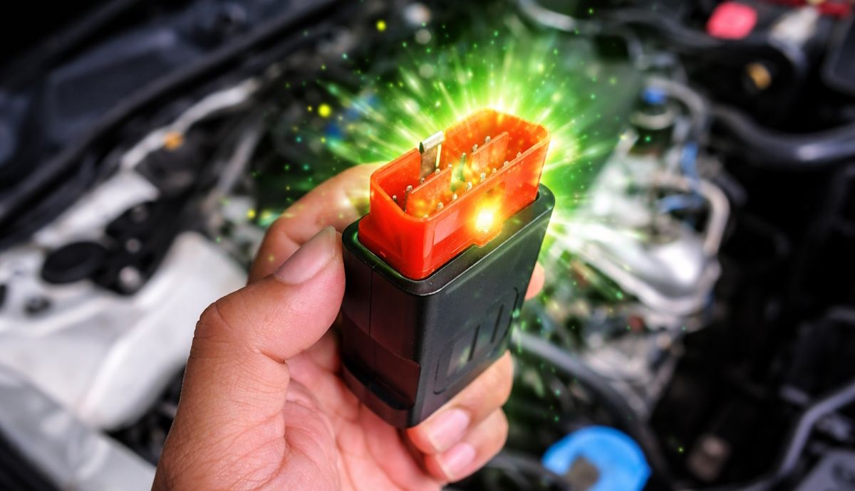 Conectores OBD para reducir los consumos de tu coche, analizamos si funcionan realmente. Foto generada por IA