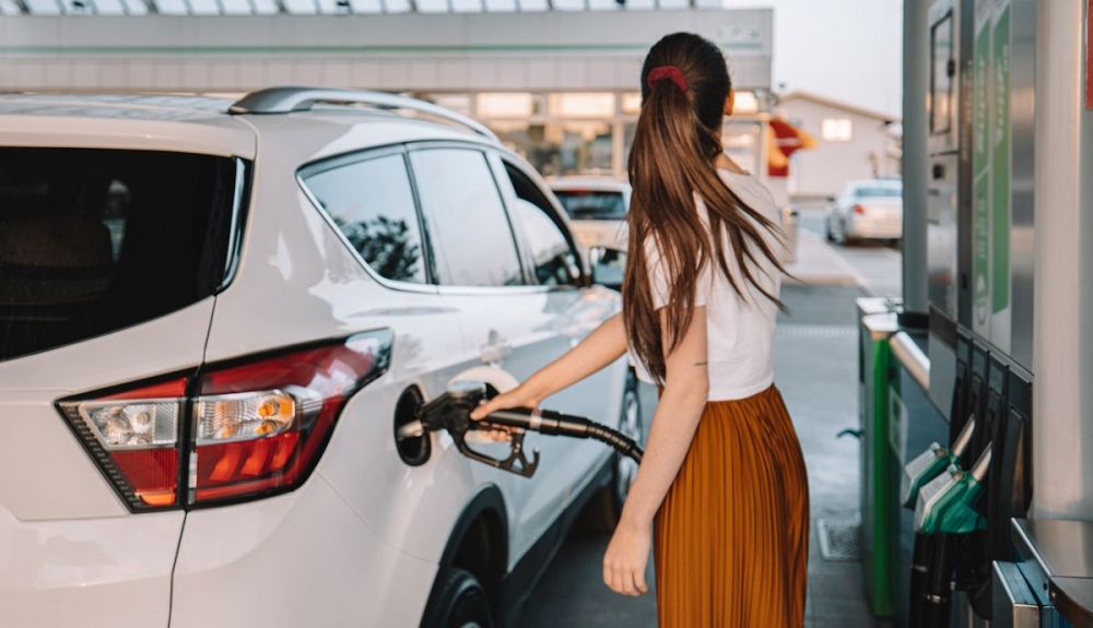 Cuándo bajará de precio el combustible tras la caída del petróleo y cómo evolucionará