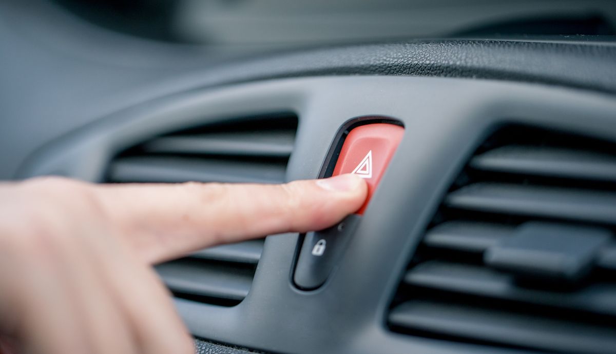 Cuándo es obligatorio usar la luz de emergencia, lo que dice la normativa