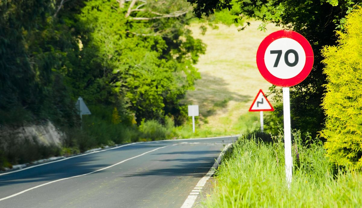 A 70 kmh en muchas carreteras convencionales, el nuevo límite de velocidad ya en estudio