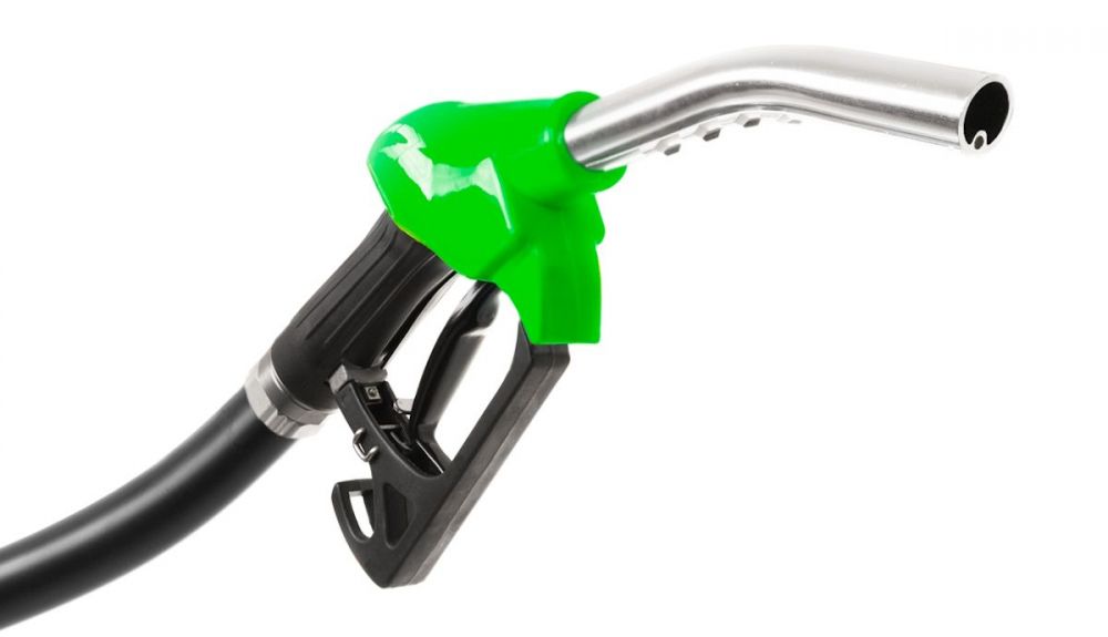 Surtidor de combustible con el pequeño orificio habitual en la parte inferior de su boquilla