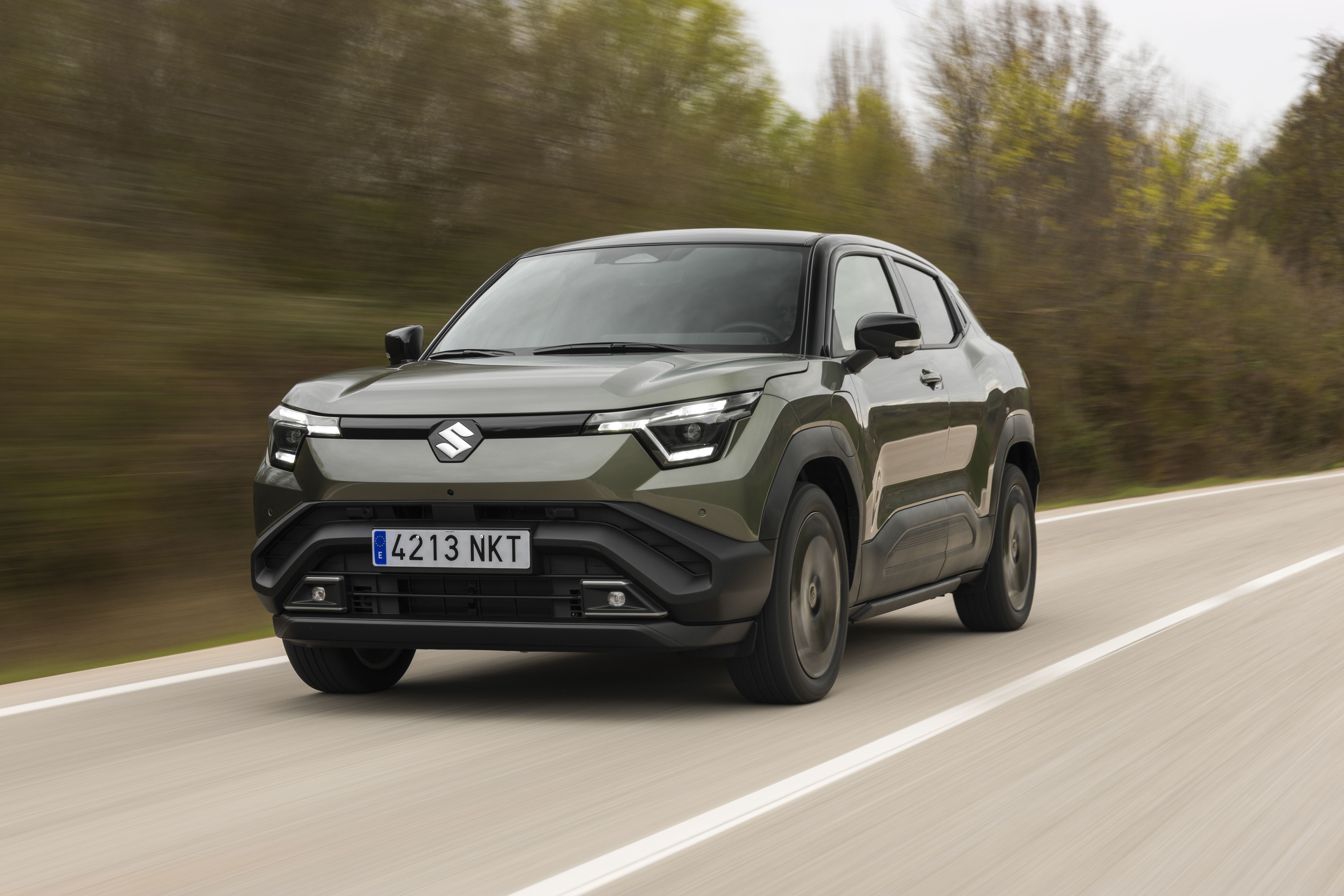 El e Vitara es el primer eléctrico de Suzuki. Estrena plataforma y existe en versiones de dos y cuatro ruedas motrices