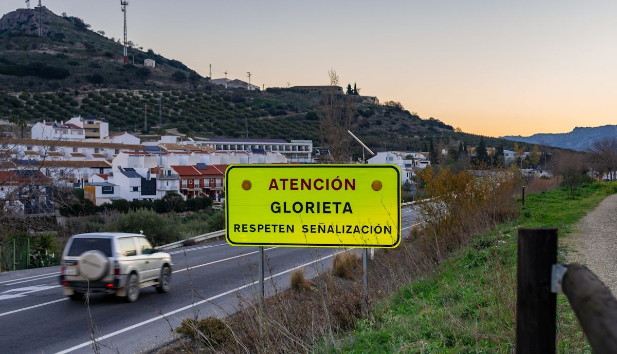 Mientras la política se centra en radares y balizas, las rotondas son un gran problema de seguridad
