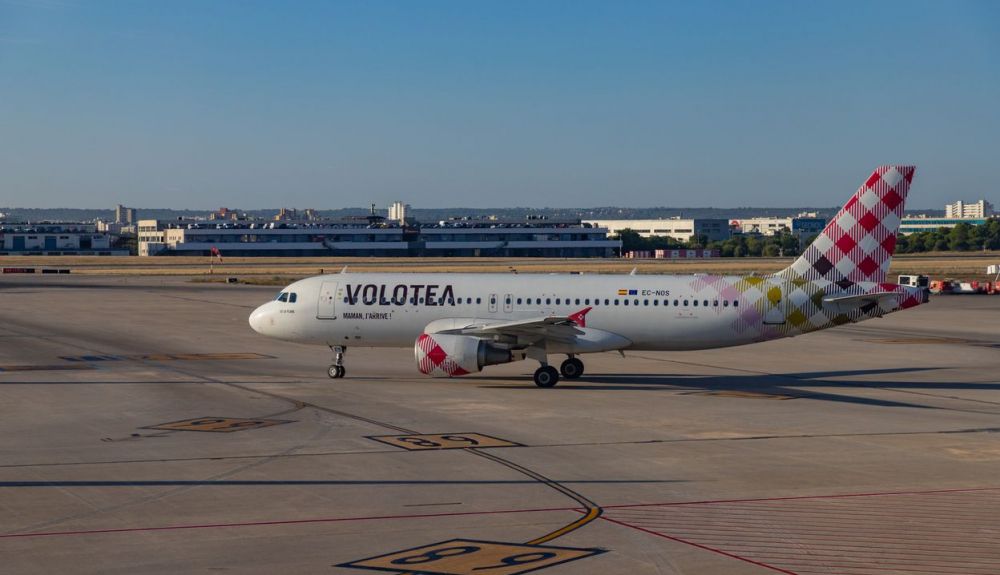 La compañía aérea Volotea anuncia la aplicación ya de nuevos recargos de hasta 14 euros en los billetes por la subida del precio del combustible.